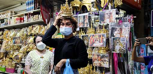 K-pop sensation Lisa thrills Thai fans with traditional headgear