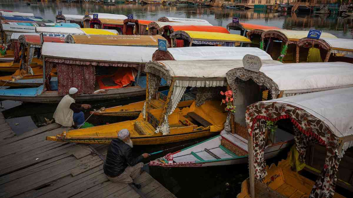 Kashmir prepares for tourism 'long lull' as war cries ring loud