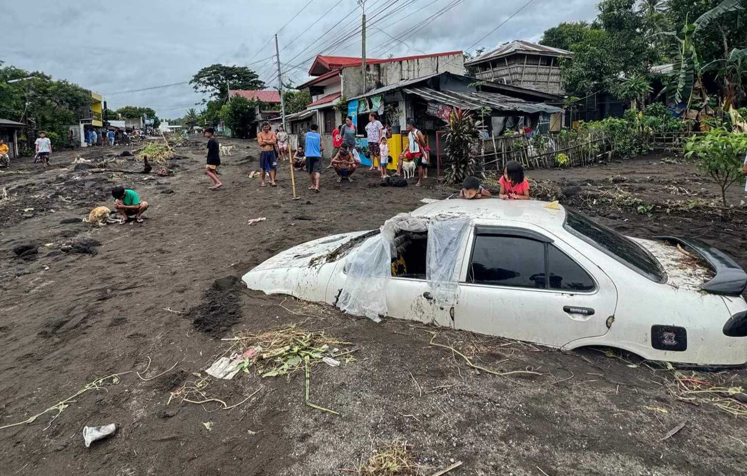 Lahar flow reaches 1 meter in some areas of Guinobatan, Albay, affecting 21 families