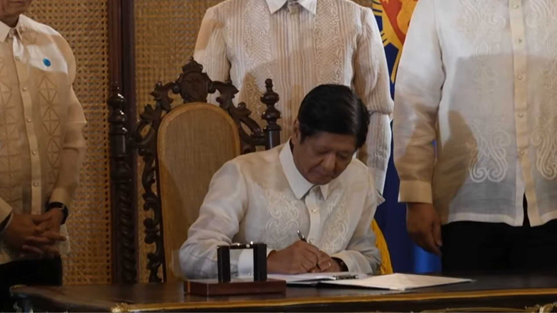 Marcos signs Magna Carta for seafarers
