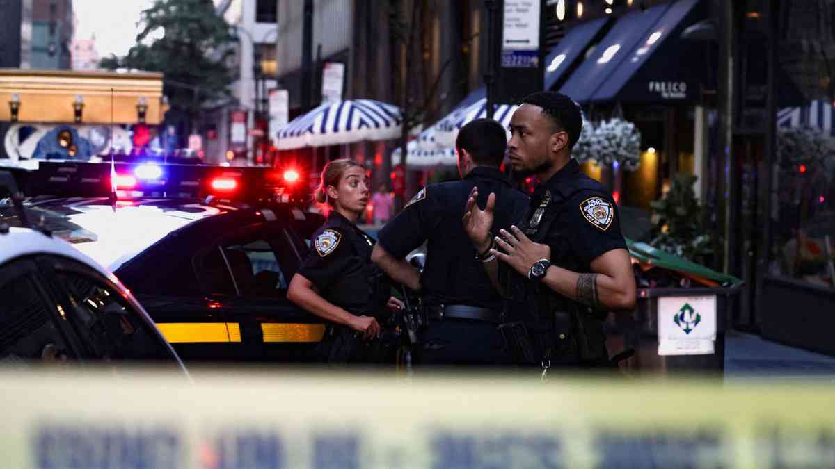 Mass shooting at Manhattan skyscraper leaves 5 dead, including gunman