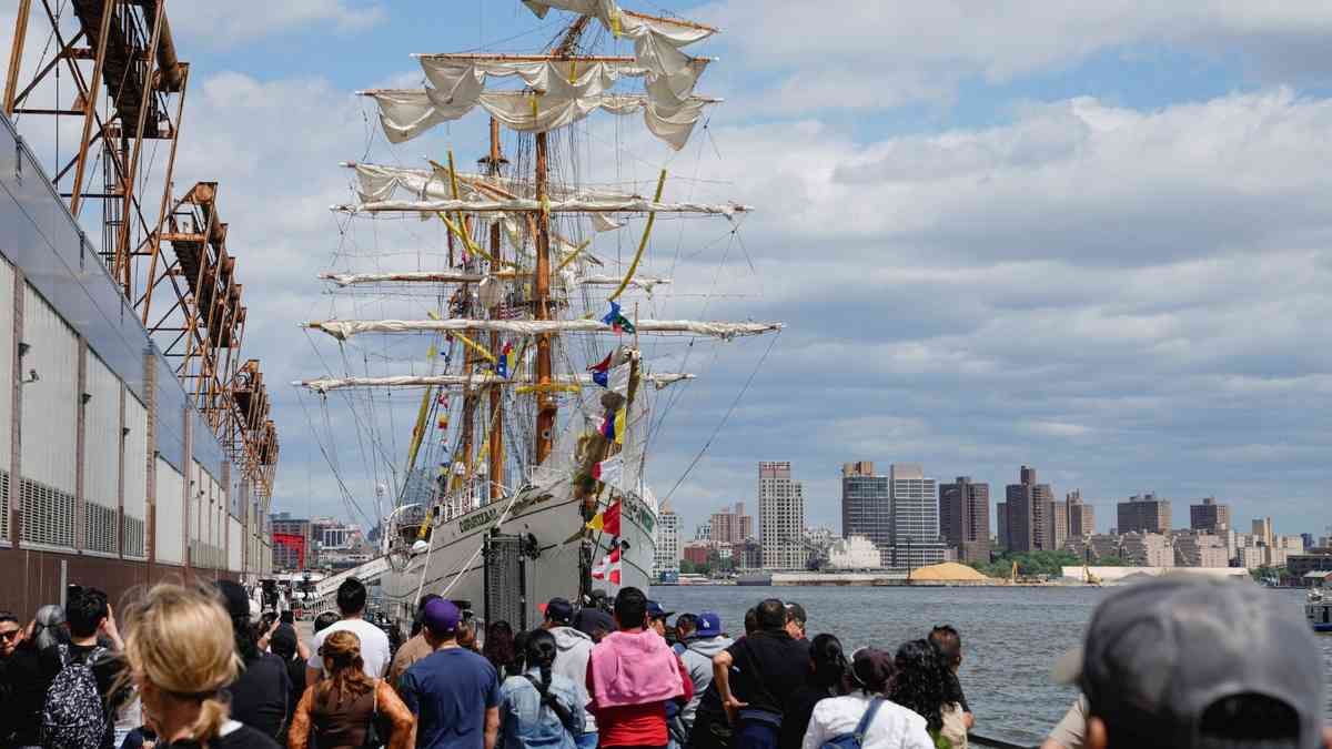 Mexican Navy tall ship crashes into Brooklyn Bridge, killing two