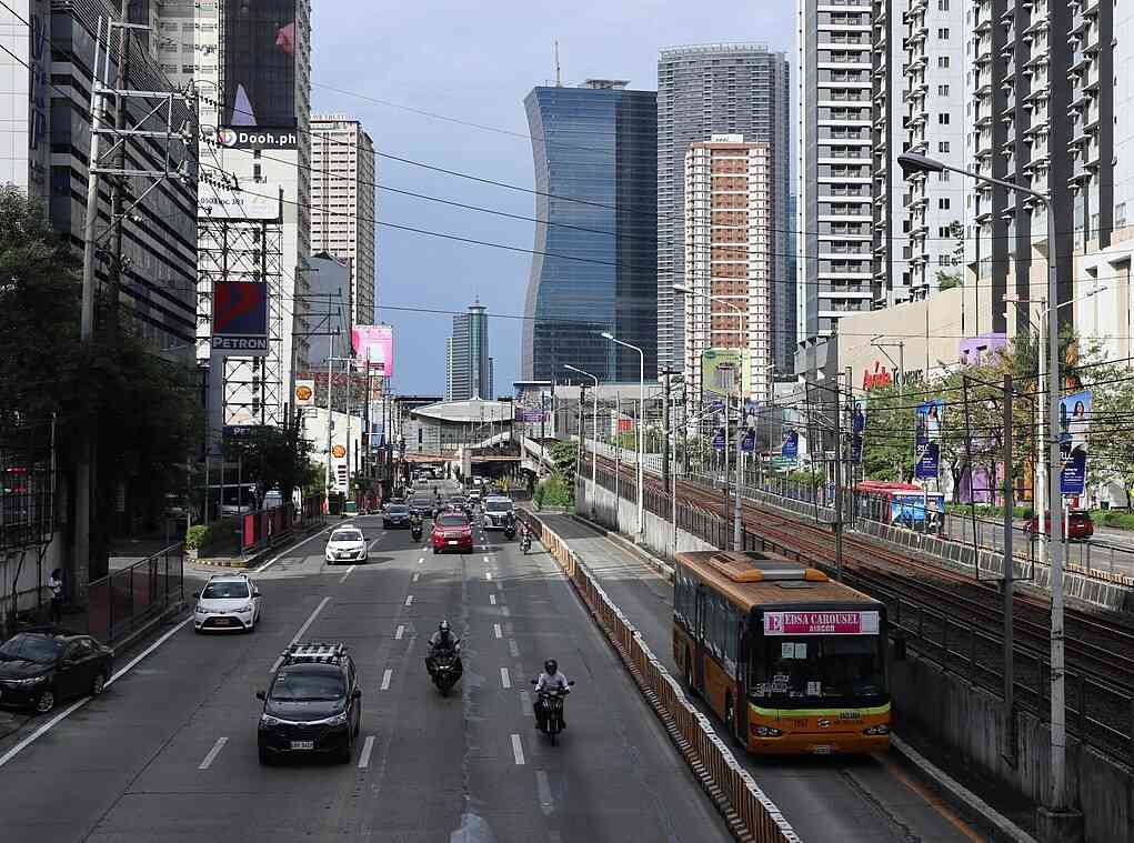 MMDA clarifies: No NCAP violation for motorists giving way to emergency vehicles