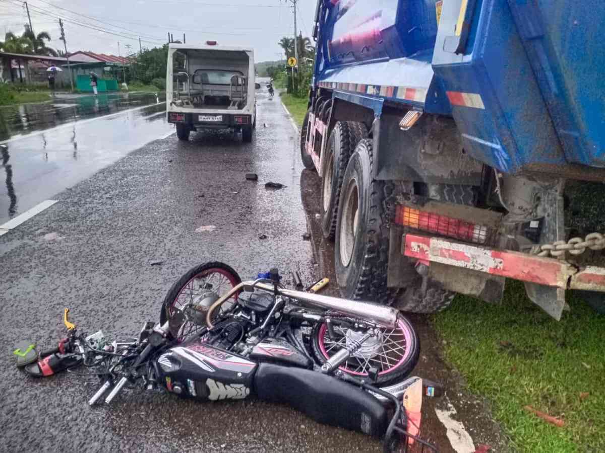 Motorcycle duo collides with 10-wheeler truck in Ajuy, Iloilo; Driver dead, passenger injured