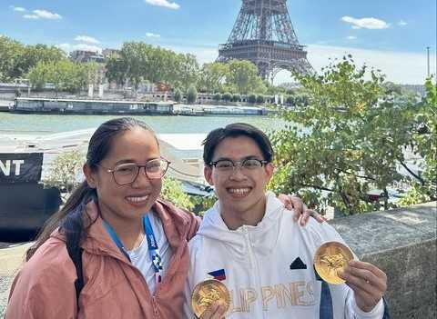 PH golden athletes Carlos Yulo, Hidilyn Diaz share a moment in Paris