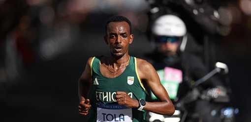 Olympics-Athletics-Ethiopia's Tola storms to men's marathon gold as Kipchoge drops out