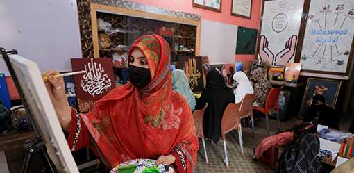 Pakistani vocational school helps Afghan women refugees build businesses