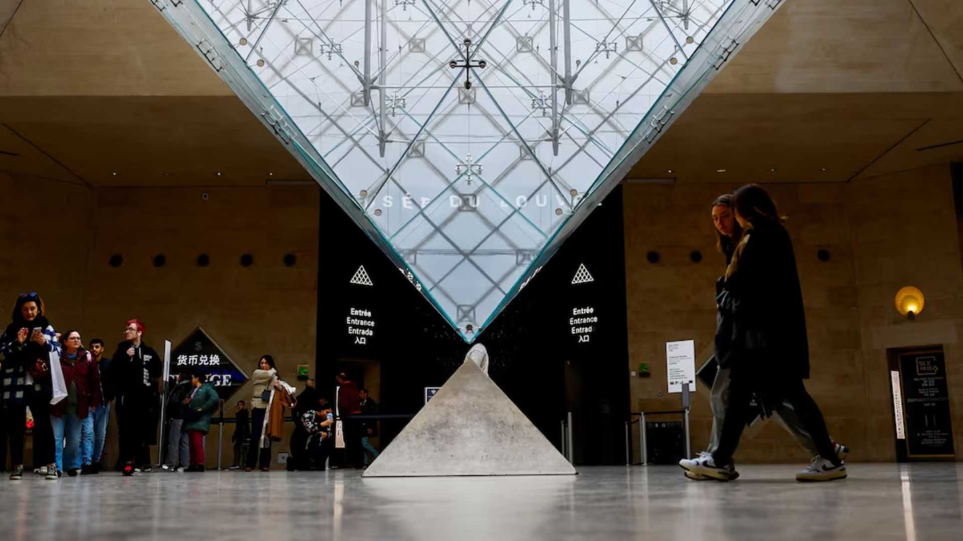 Paris' Louvre museum, in dire state, cries for help