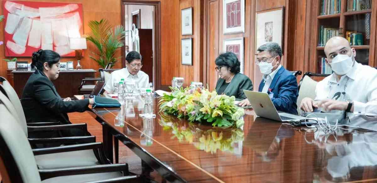 Prez Marcos orders DENR to quicken oil spill efforts