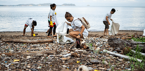 Philippine diving town swaps trash for rice to clean up its beaches