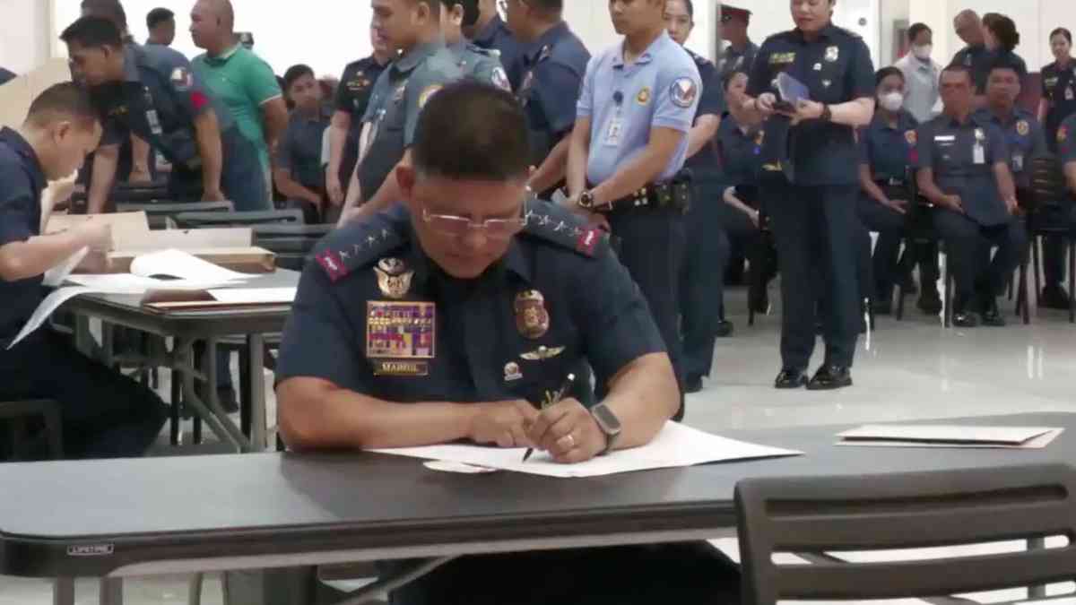 PNP chief Marbil leads local absentee voting at Camp Crame; over 1,400 cops cast votes