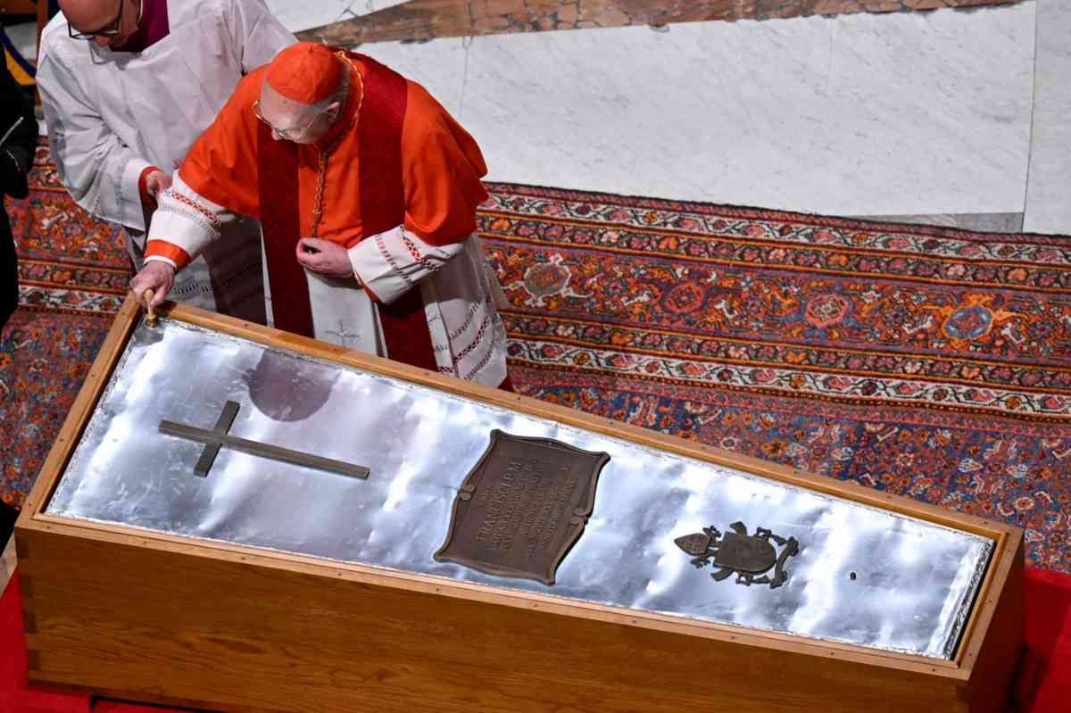 Pope Francis' coffin sealed after 250,000 mourners pay respects