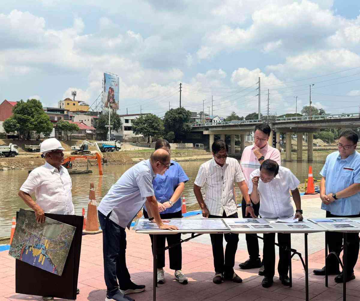 Marcos inspects Pasig–Marikina River improvement project