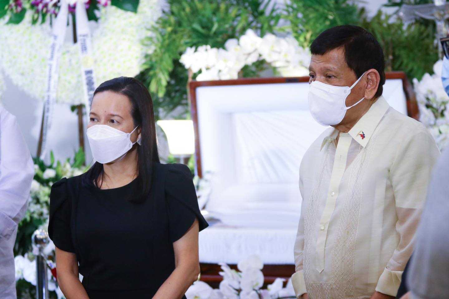 Prez Duterte visits wake of veteran actress Susan Roces