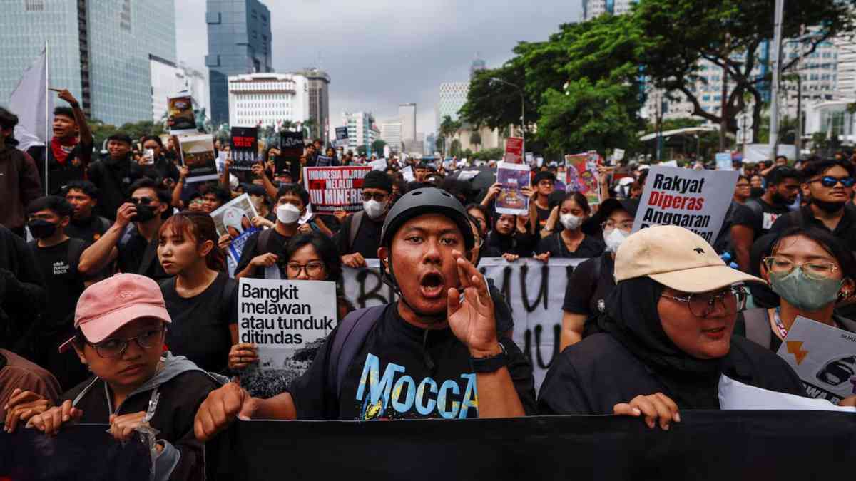 Protesters extend 'Dark Indonesia' rally against Prabowo's policies