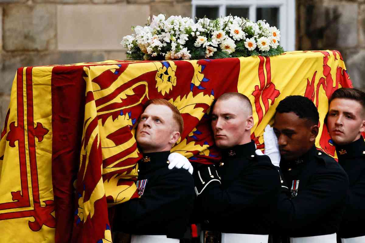 Queen Elizabeth’s coffin arrives in Edinburgh, the first leg of her final journey