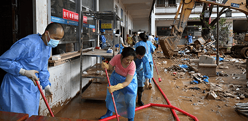 Rains lash southern China as rising rivers threaten more flooding