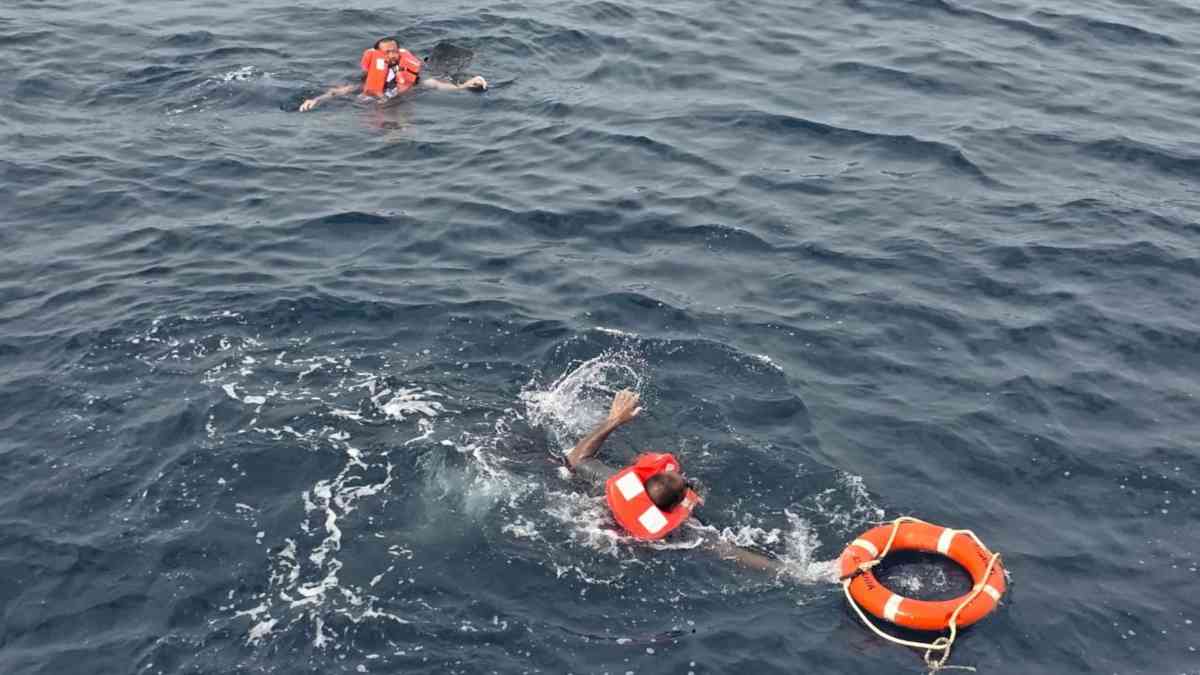 Rescuers rescue four more mariners from Houthi-struck ship, 11 still missing