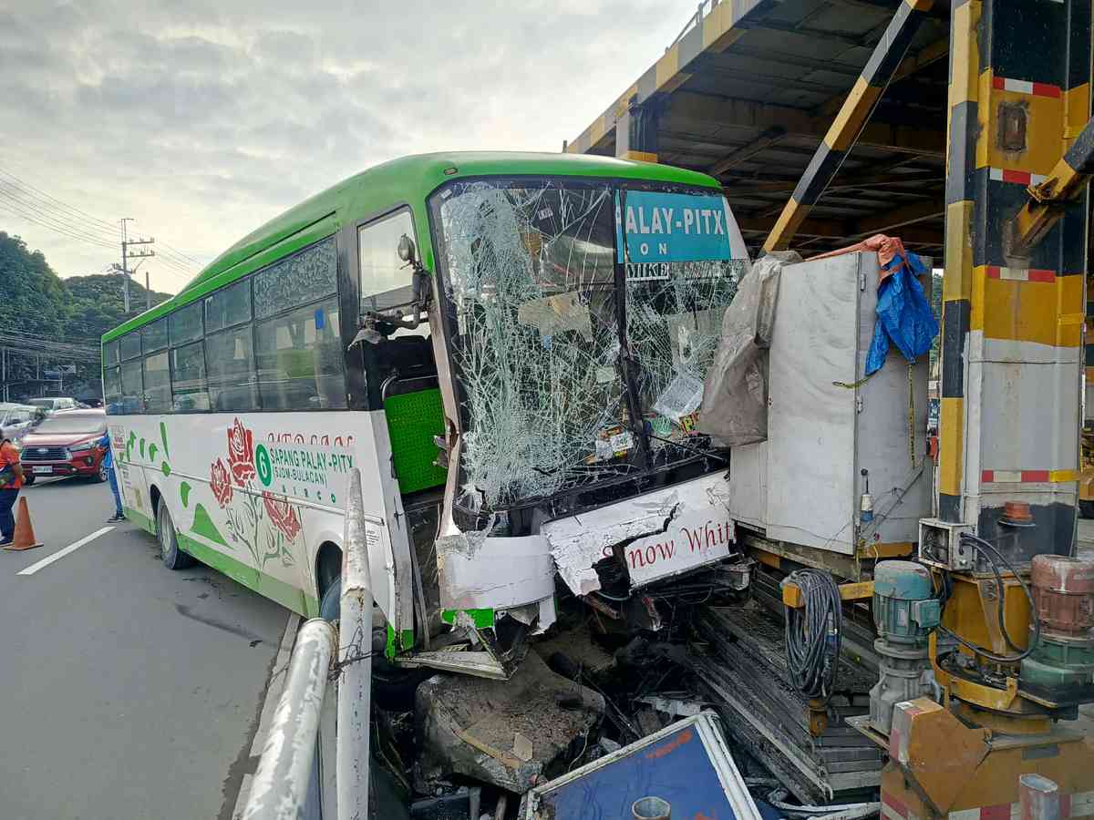 Road mishap involving 9 vehicles in QC injures more than 10 passengers