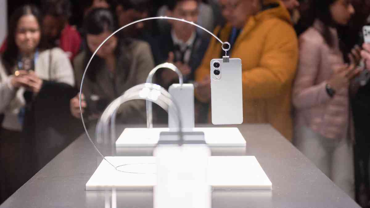 Samsung unveils AI smartphones with Qualcomm chips, teases slimmer Galaxy phones