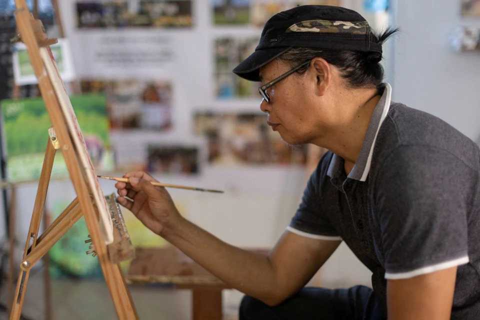Philippine artist creates paintings using his own blood
