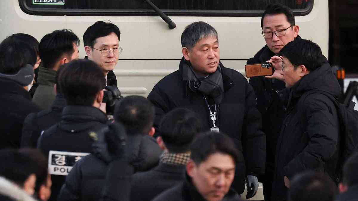 South Korean authorities arrive at impeached President's residence to execute arrest warrant