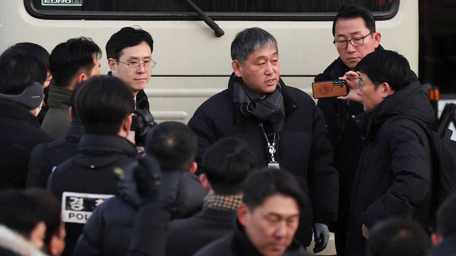 South Korean authorities arrive at impeached President's residence to execute arrest warrant