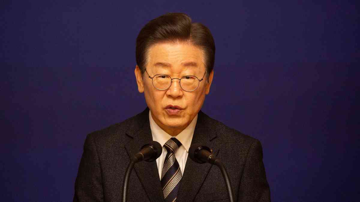 South Korean presidential frontrunner proposes revising constitution on martial law