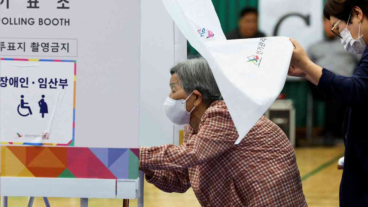 South Koreans vote for president in hope of restoring stability after martial law crisis