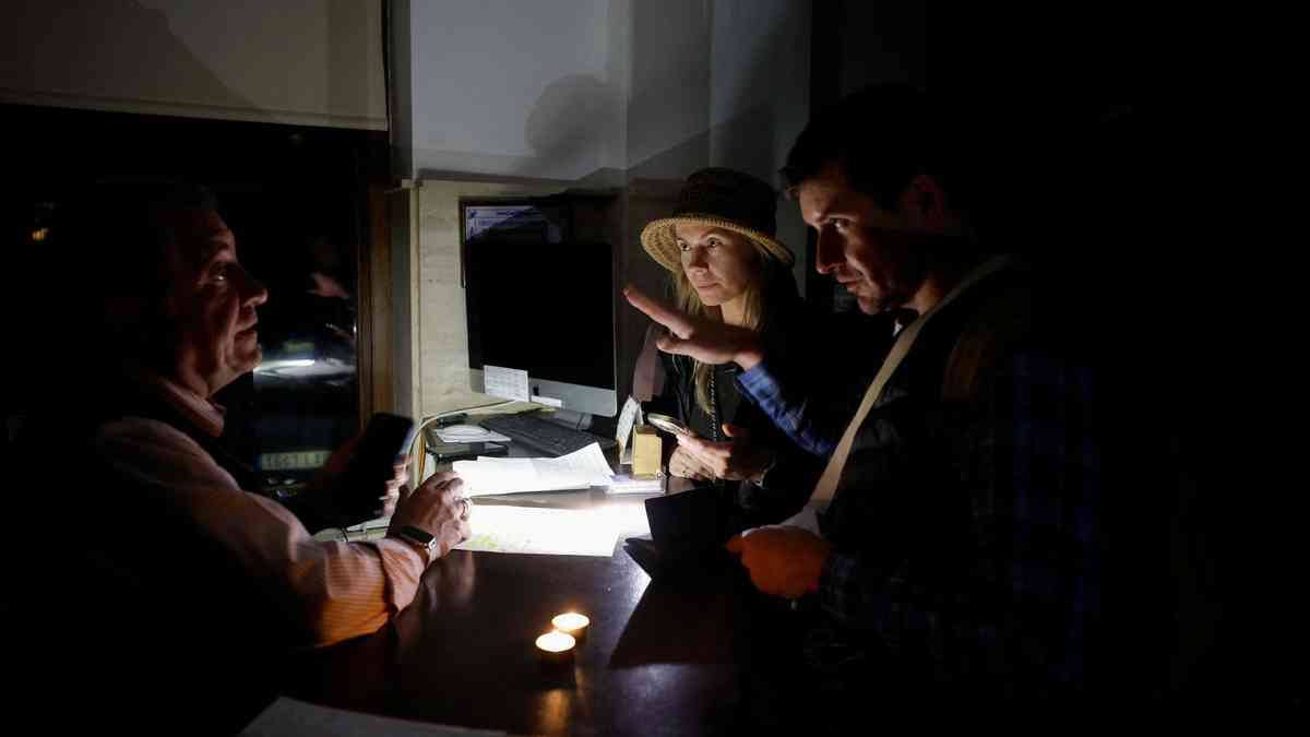 Spain, Portugal hunt for cause of power outage as electricity returns