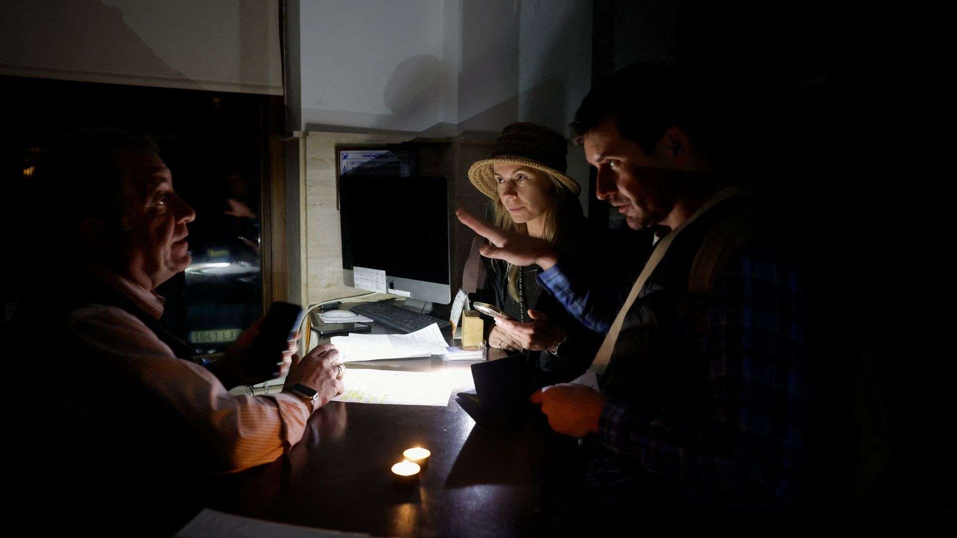 Spain, Portugal hunt for cause of power outage as electricity returns