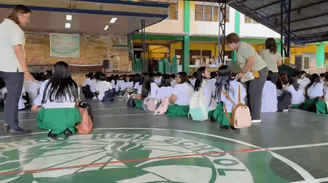 Several students at San Francisco High School in QC use covered court on first day of classes after fire hits 20 classrooms