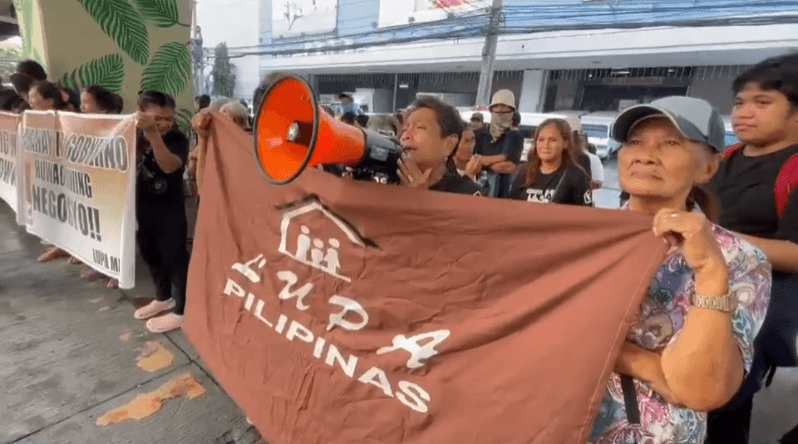 Tondo fire victims hold protest at Manila City Hall