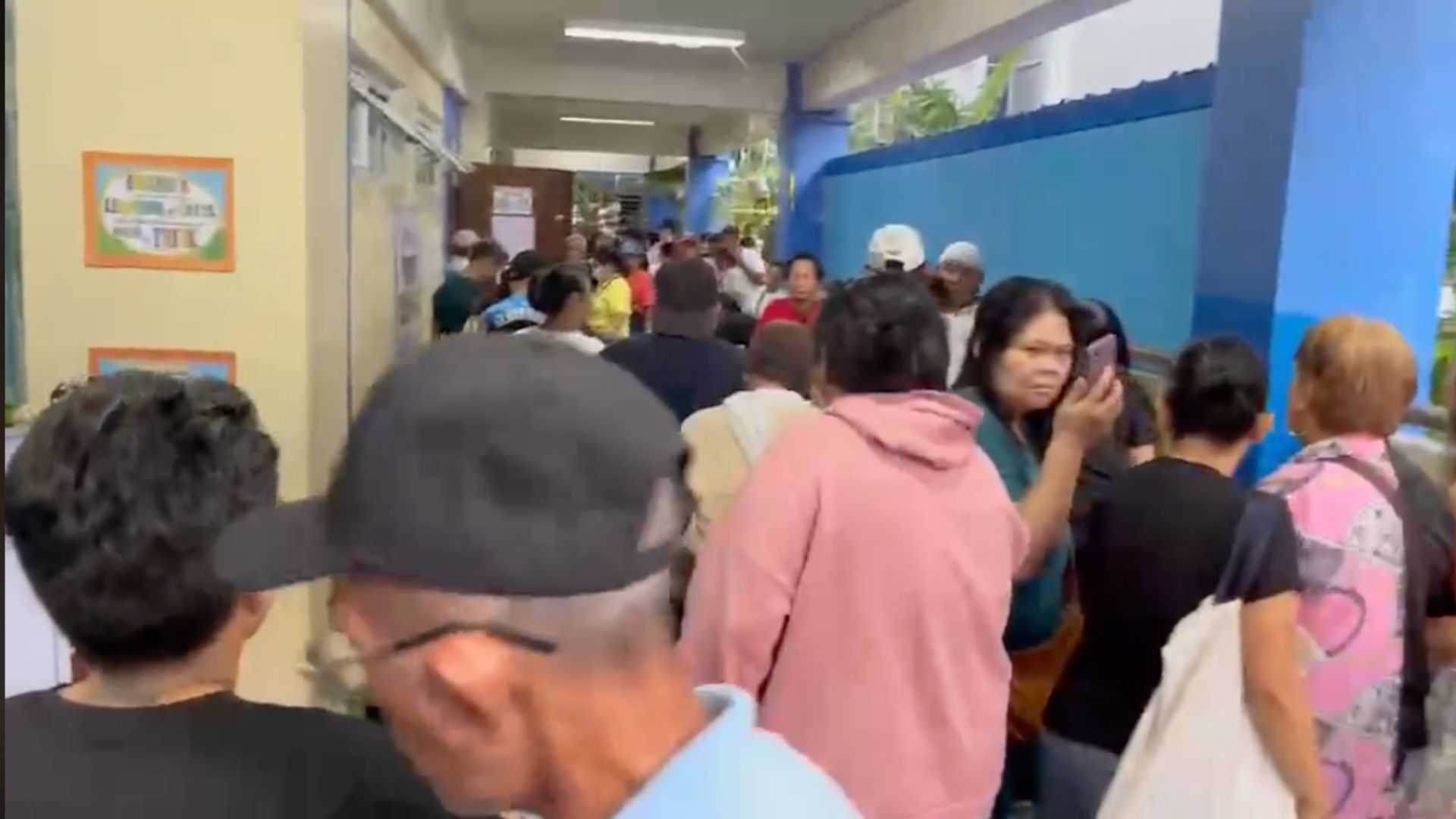 Voters flock to Nagpayong Elementary School ahead of early voting hours for #Desisyon2025