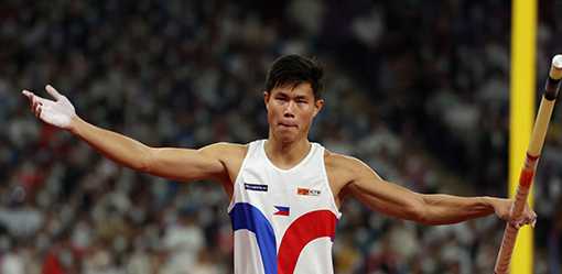 With borrowed poles, Obiena returns to the podium anew